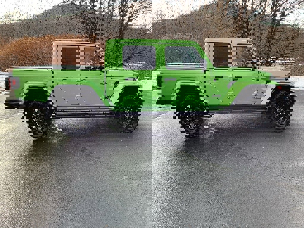 Used 2025 Jeep Gladiator Sport image 3