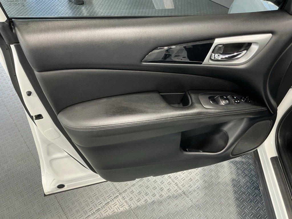 Used 2018 Nissan Pathfinder SV image 28