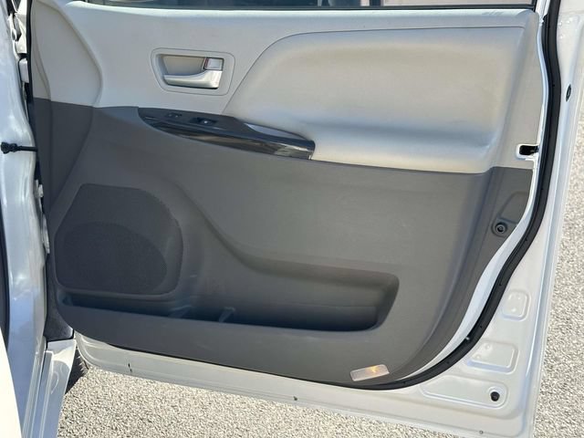 Used 2015 Toyota Sienna XLE Premium FWD image 4
