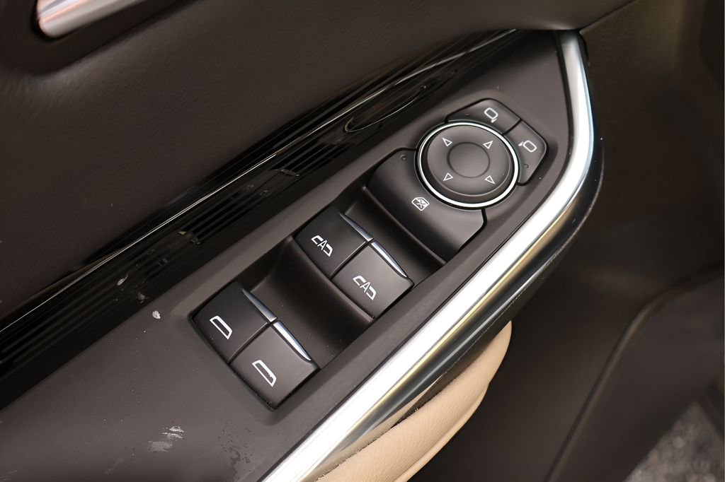 Used 2024 Cadillac XT4 Luxury w/ Cold Weather Package FWD image 10