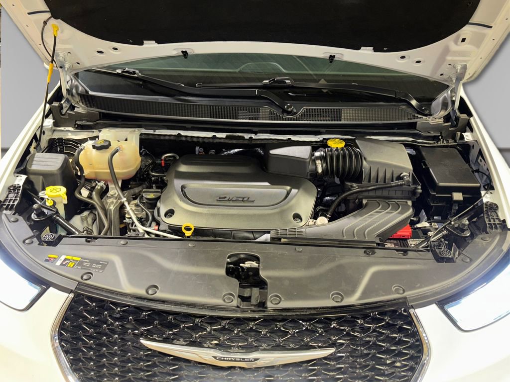Used 2024 Chrysler Pacifica Touring-L image 15