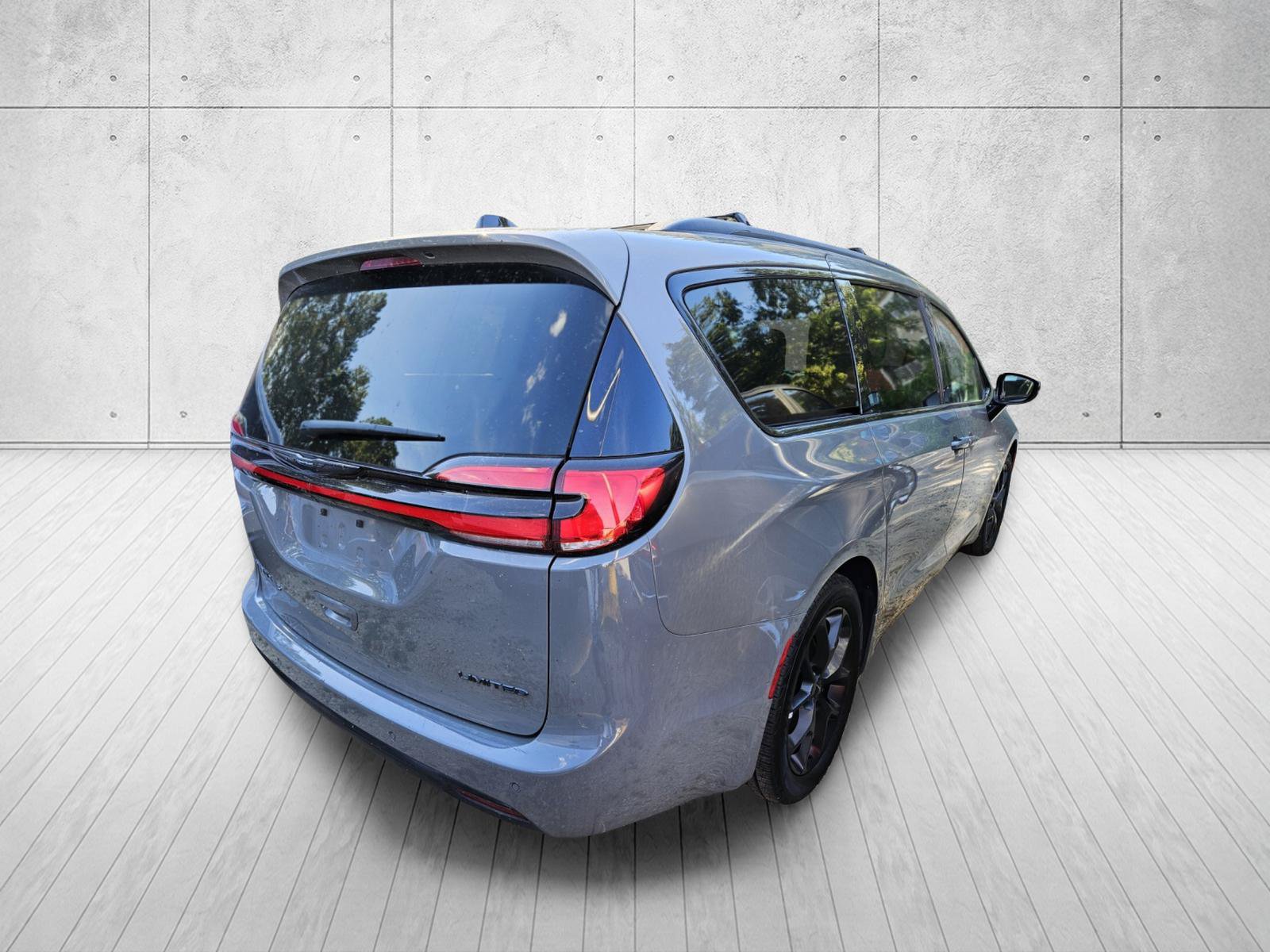 Used 2025 Chrysler Pacifica Limited FWD image 10
