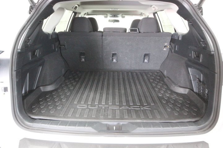 Used 2022 Subaru Outback Premium image 5