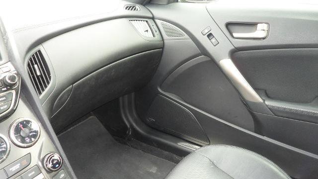 Used 2016 Hyundai Genesis Coupe 3.8 image 19