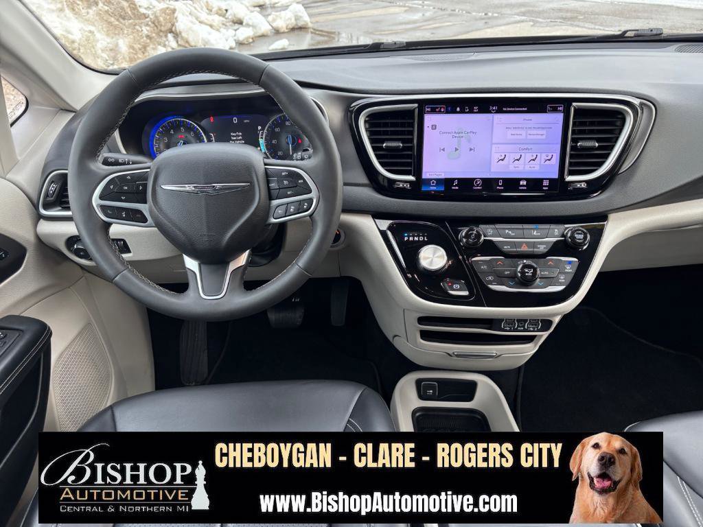 Used 2023 Chrysler Pacifica Touring-L image 34