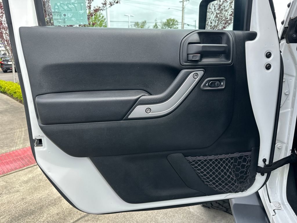 Used 2018 Jeep Wrangler Unlimited Sahara w/ Connectivity Group AWD/4WD image 11