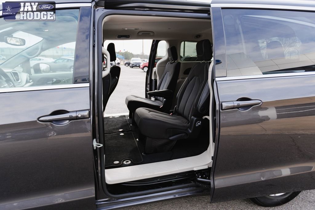 Used 2023 Chrysler Voyager LX image 4