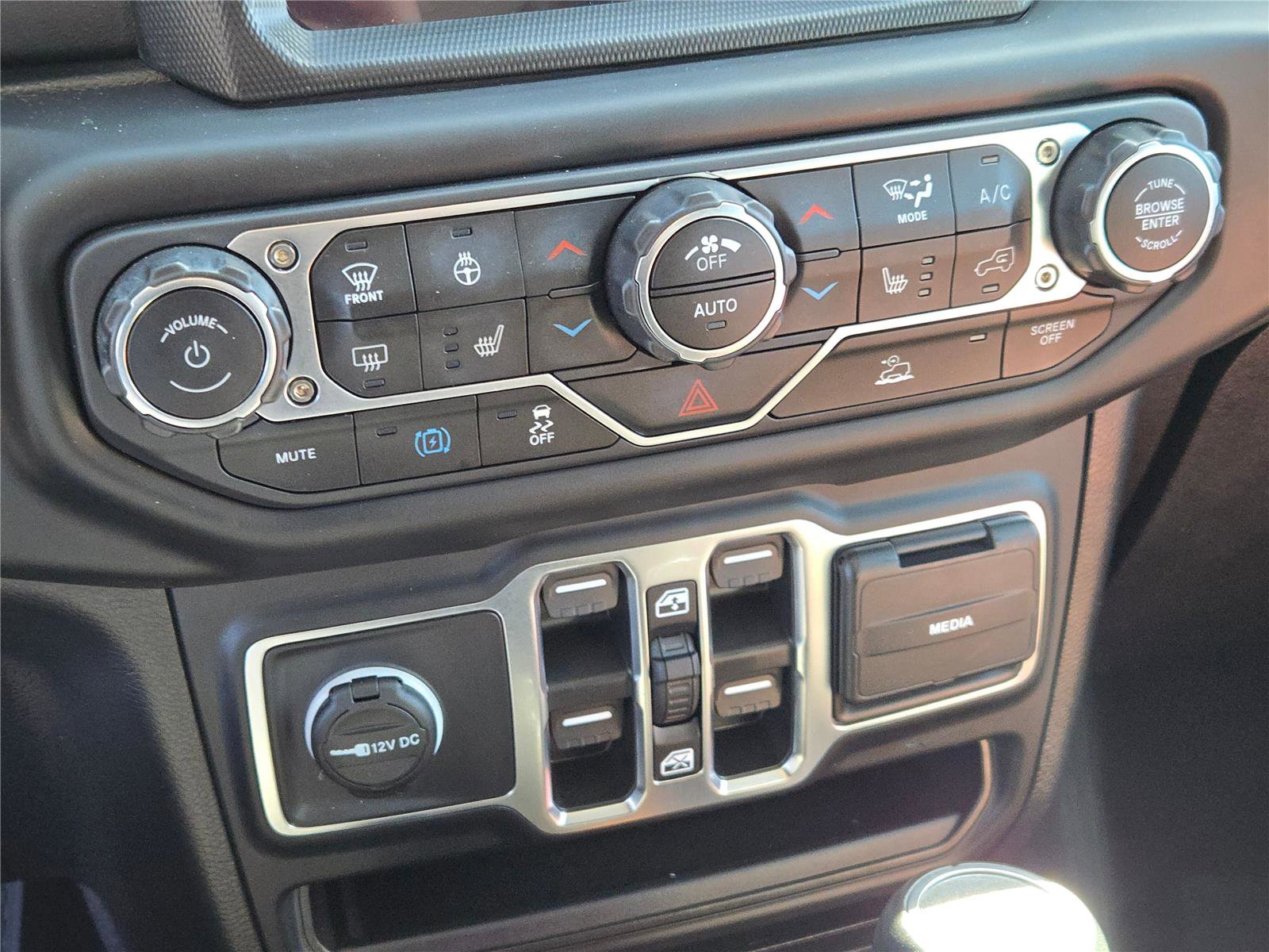 Certified 2023 Jeep Wrangler Sahara w/ Cold Weather Group image 30