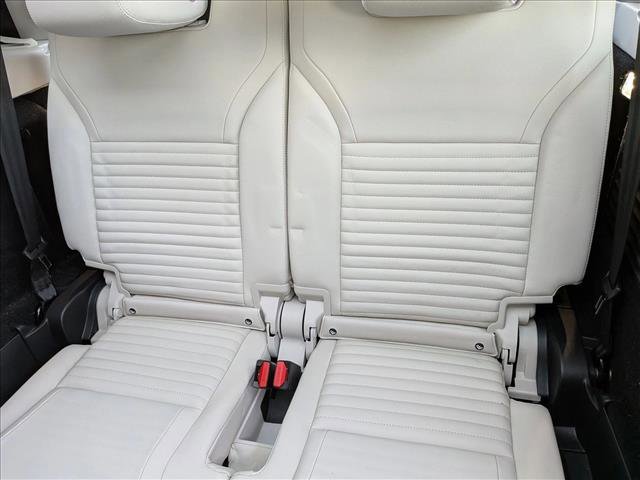 Used 2025 Land Rover Discovery Dynamic SE image 16