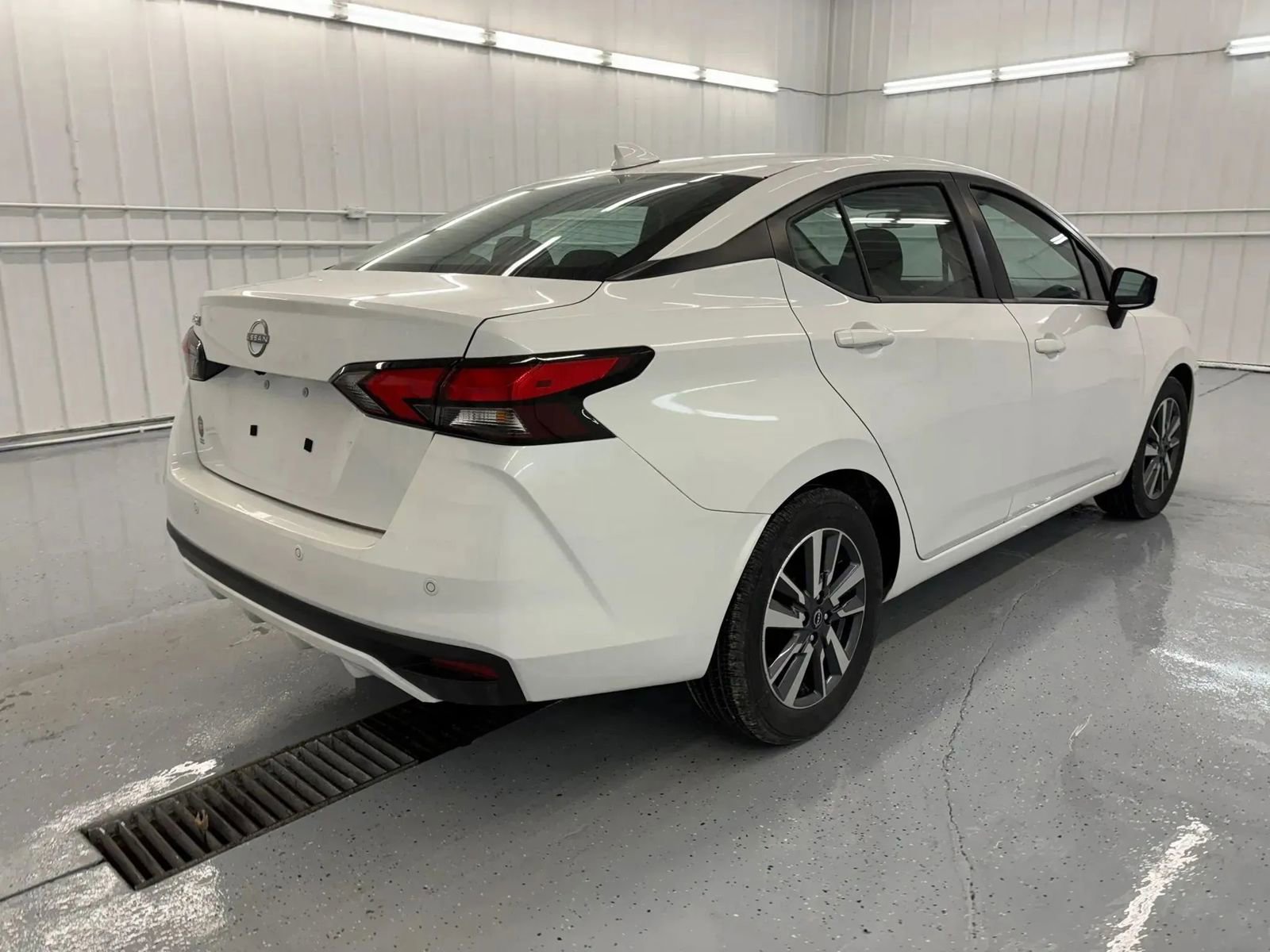 Used 2025 Nissan Versa SV FWD image 5