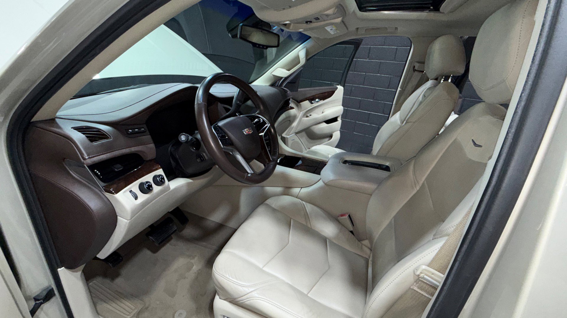 Used 2015 Cadillac Escalade Luxury image 48