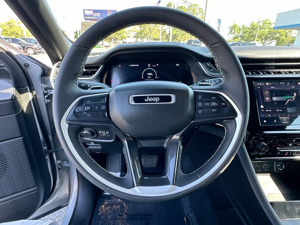 Used 2023 Jeep Grand Cherokee L Laredo image 12