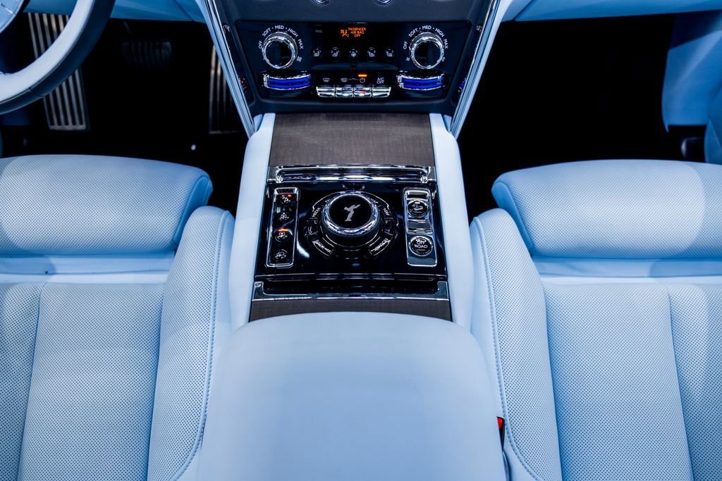 Used 2025 Rolls-Royce Cullinan AWD/4WD image 31