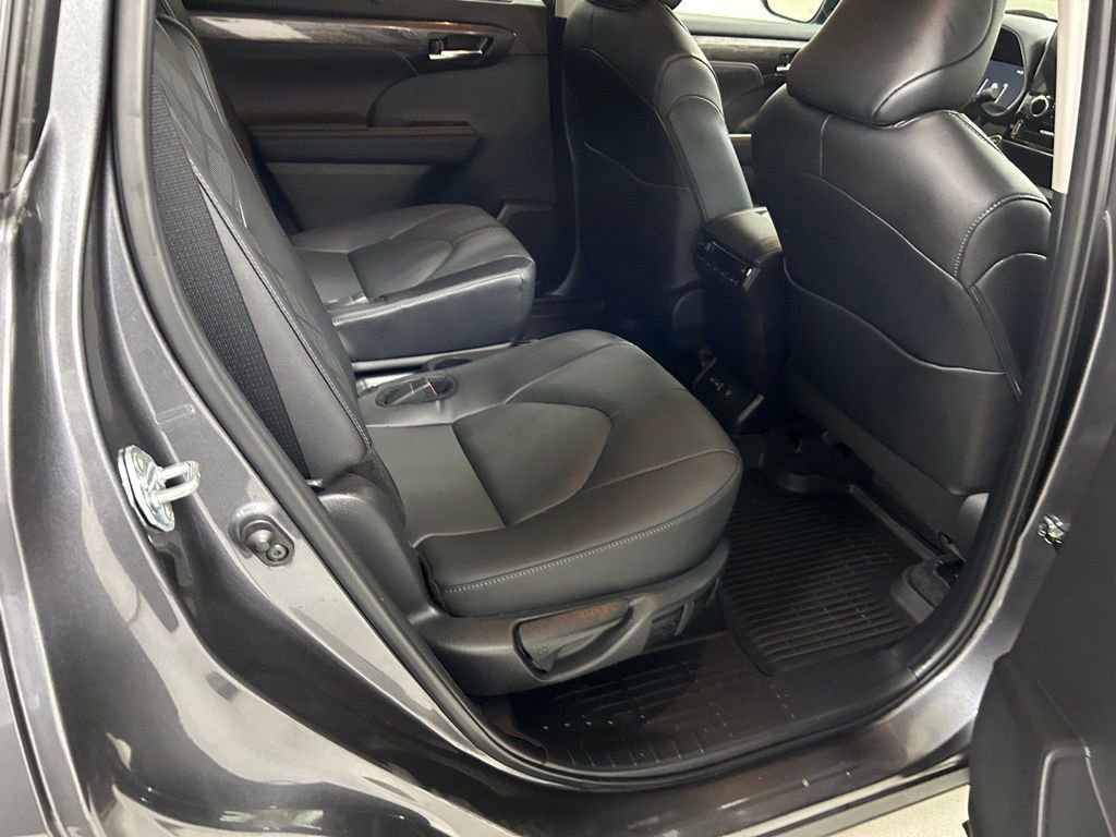 Used 2024 Toyota Highlander Platinum image 15