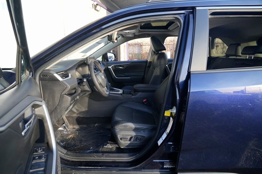Used 2022 Toyota RAV4 XLE Premium image 18