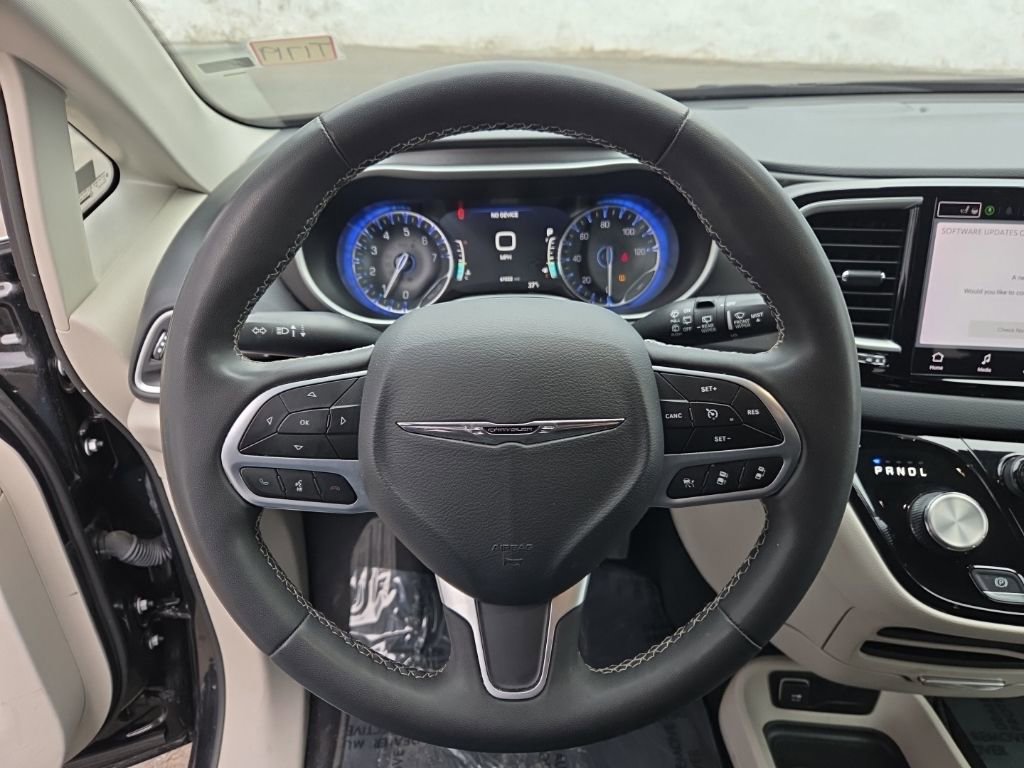 Used 2023 Chrysler Pacifica Touring-L FWD image 14