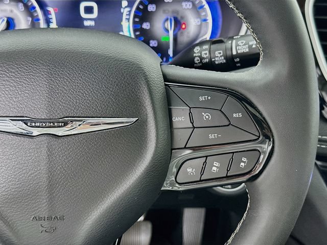 Used 2025 Chrysler Pacifica Limited FWD image 33