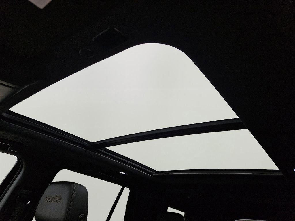 Used 2022 Chevrolet Tahoe High Country w/ Premium Package image 16