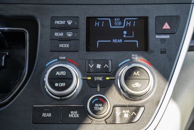 Used 2020 Toyota Sienna XLE image 24