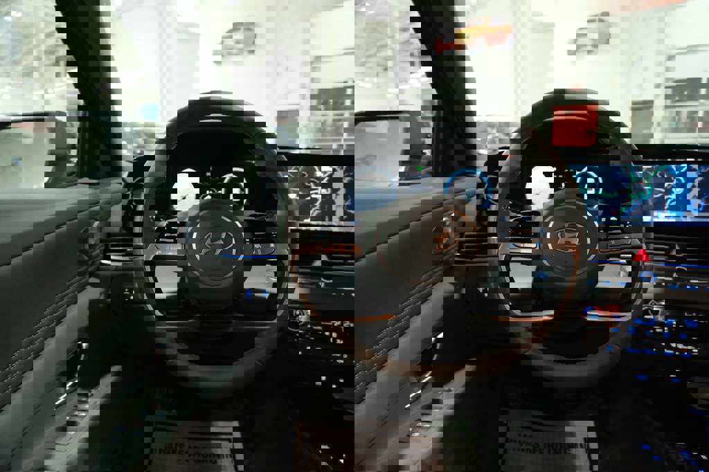 Used 2025 Hyundai Elantra SEL image 29