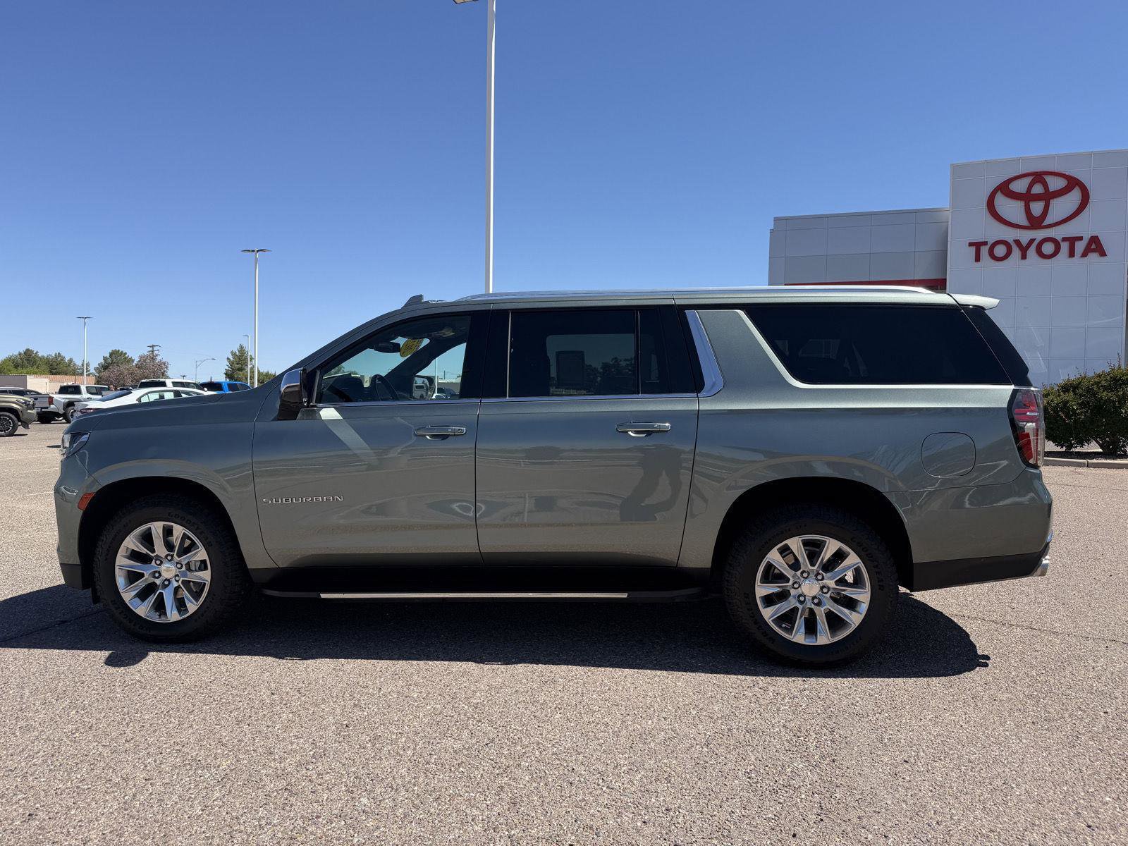 Used 2023 Chevrolet Suburban Premier RWD image 2