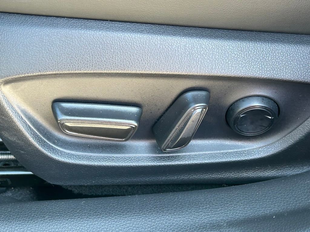 Used 2025 Toyota Prius XLE FWD image 23