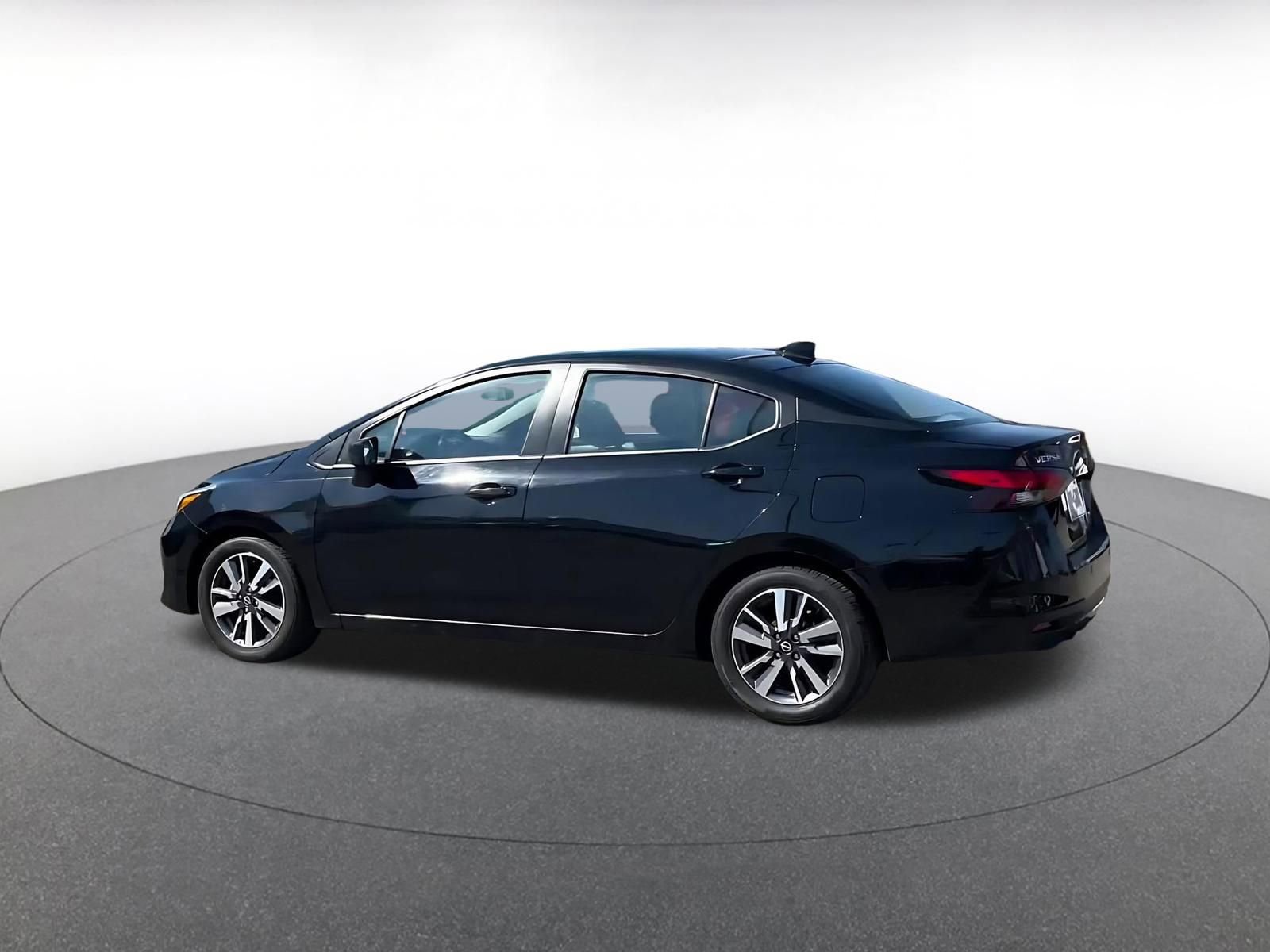 Used 2025 Nissan Versa SV image 9