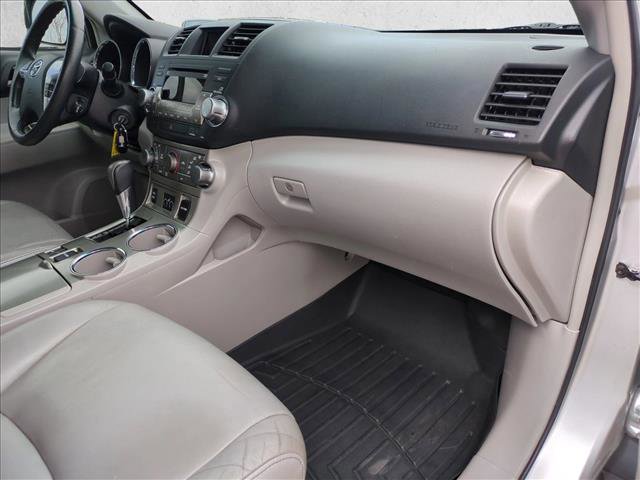 Used 2011 Toyota Highlander SE w/ Tow Pkg image 19