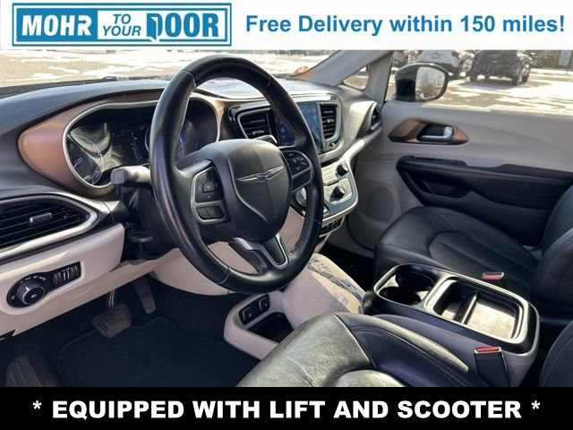 Used 2017 Chrysler Pacifica Touring-L image 10