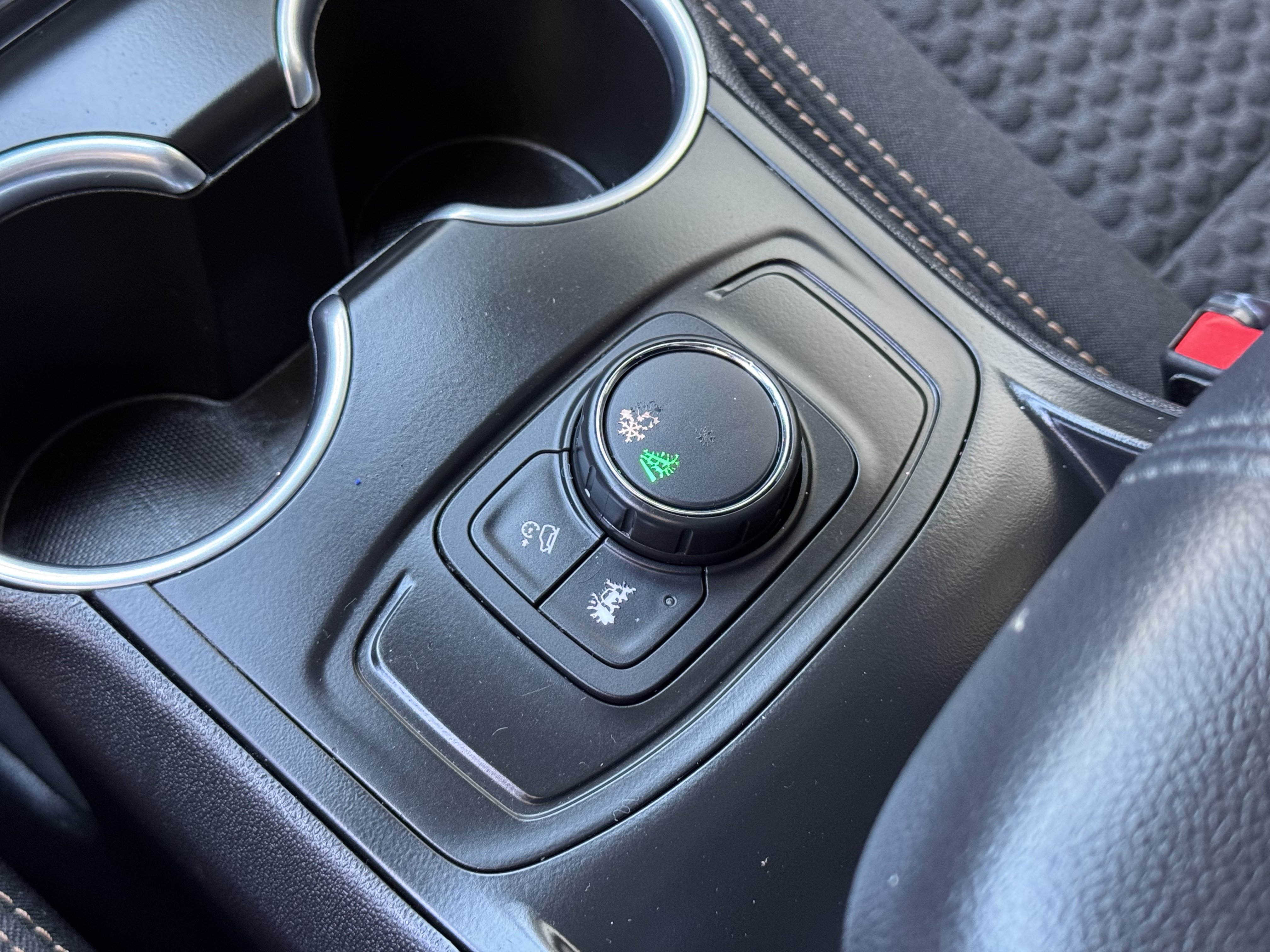 Used 2020 GMC Terrain SLE w/ Elevation Edition FWD image 31