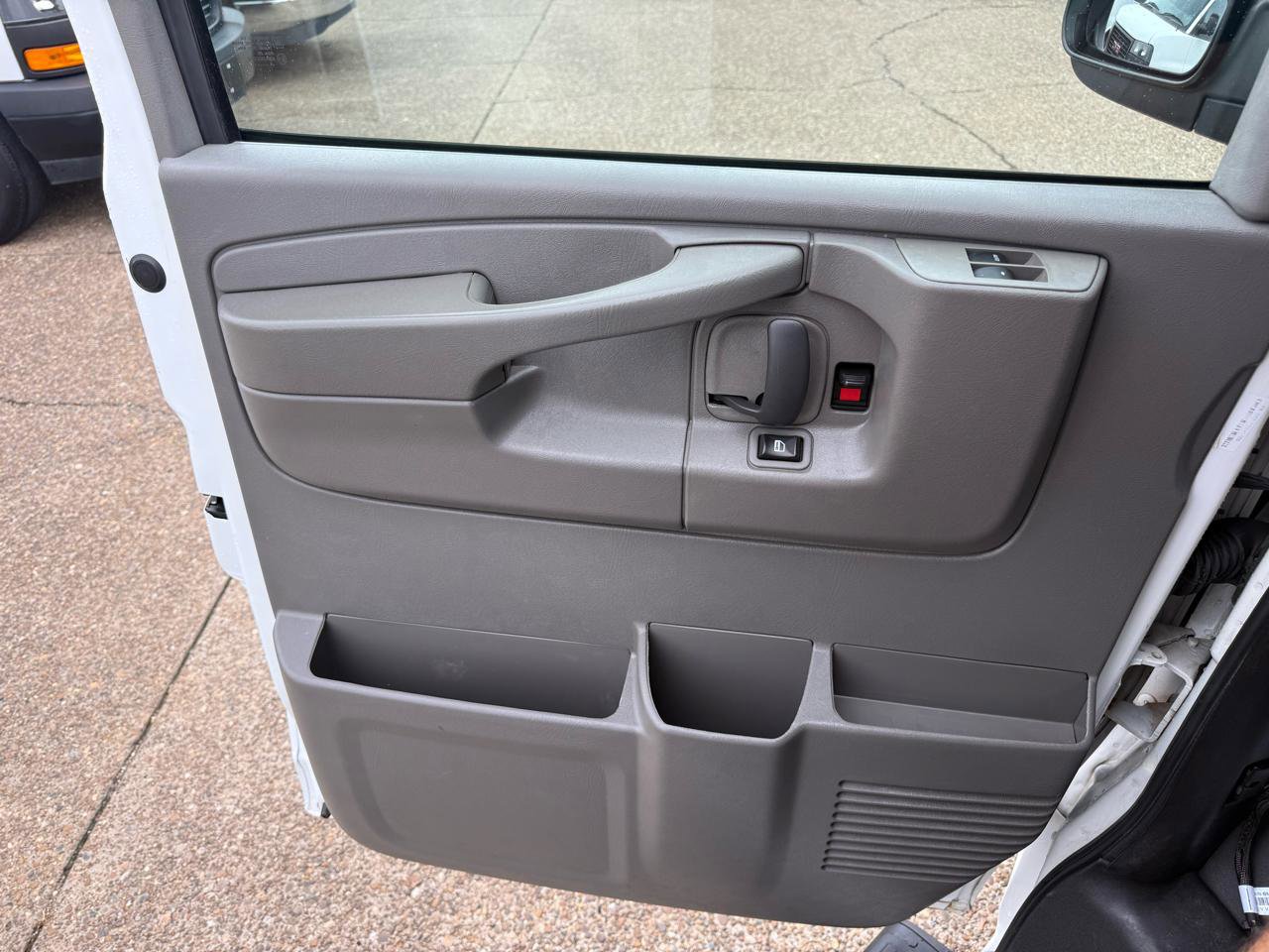 Used 2015 Chevrolet Express 2500 RWD image 19