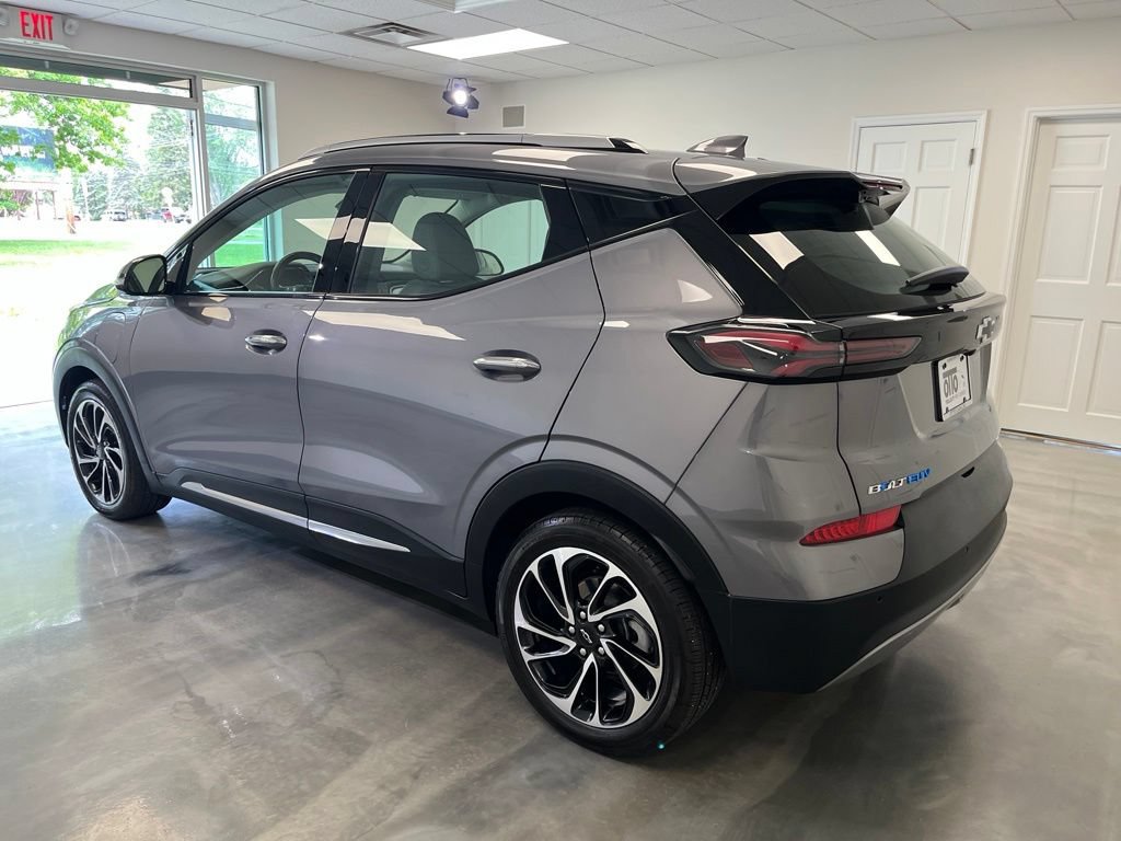 Used 2023 Chevrolet Bolt EUV Premier w/ Super Cruise Package FWD image 3