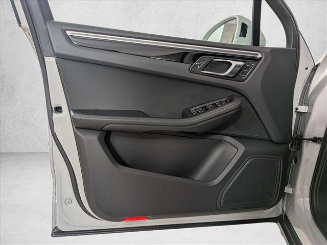 Certified 2022 Porsche Macan image 13