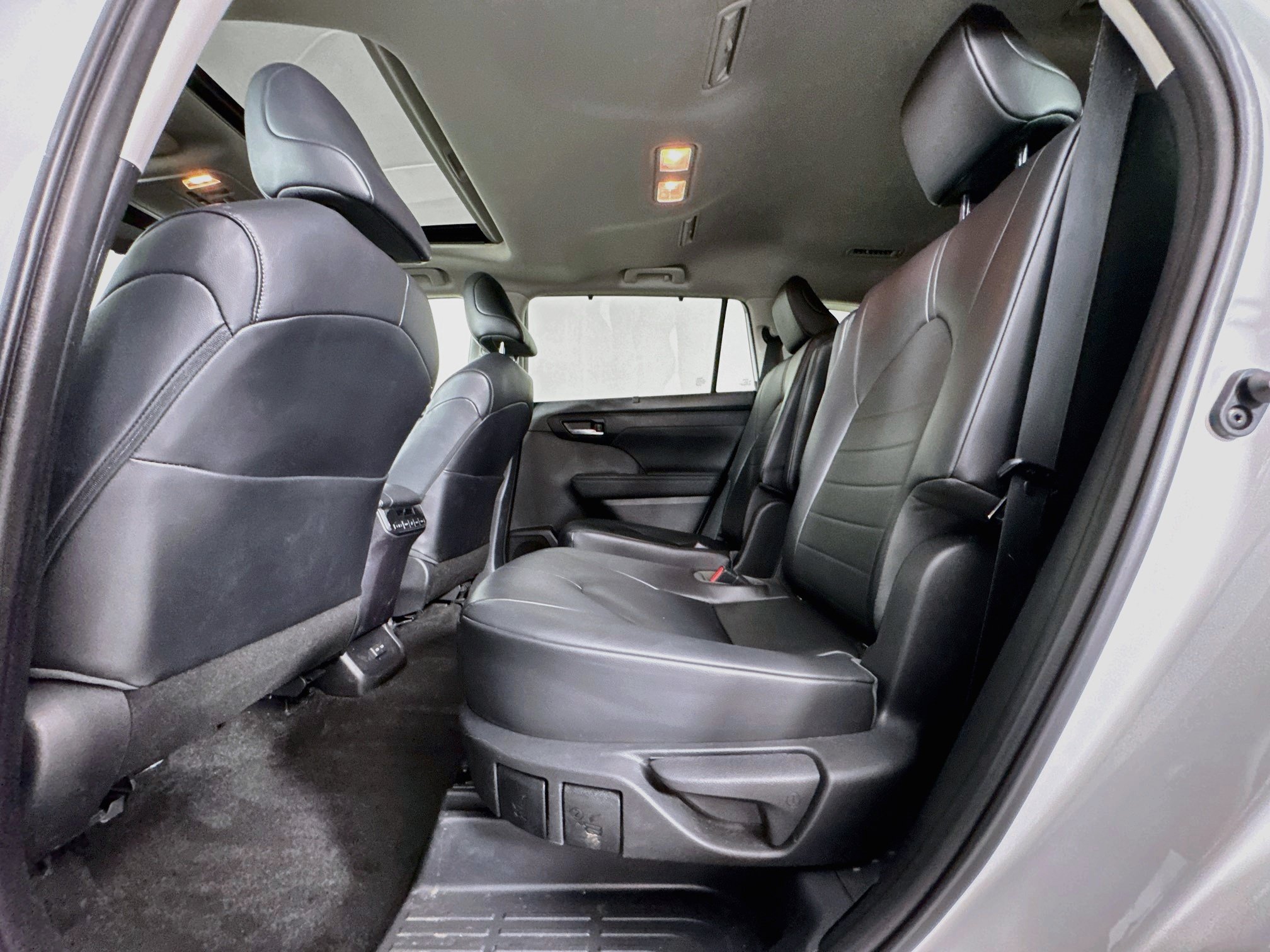Used 2023 Toyota Highlander XLE AWD/4WD image 24