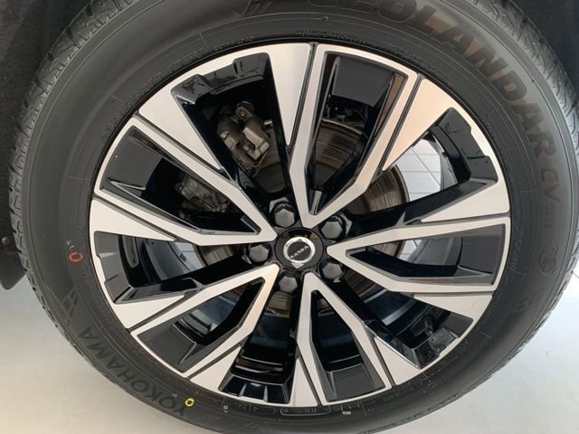 Certified 2024 Volvo XC60 B5 Plus w/ Climate Package image 8