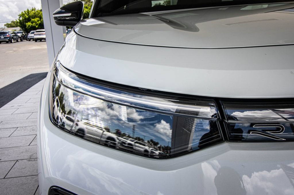 Certified 2026 Volkswagen Tiguan SE R-Line FWD image 6