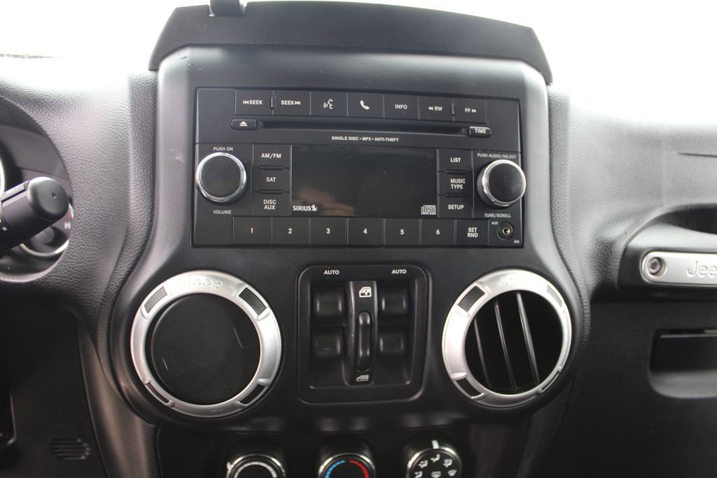Used 2015 Jeep Wrangler Unlimited Rubicon w/ Connectivity Group AWD/4WD image 5