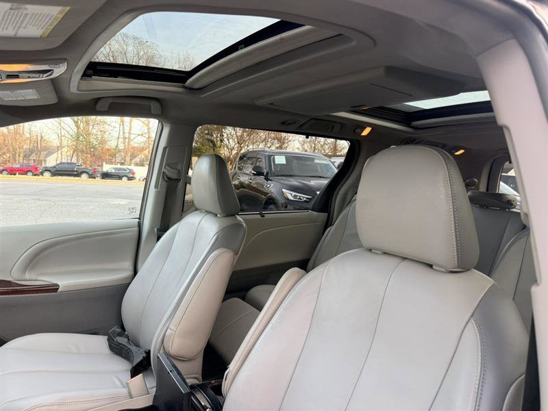 Used 2013 Toyota Sienna Limited w/ Premium Pkg image 32