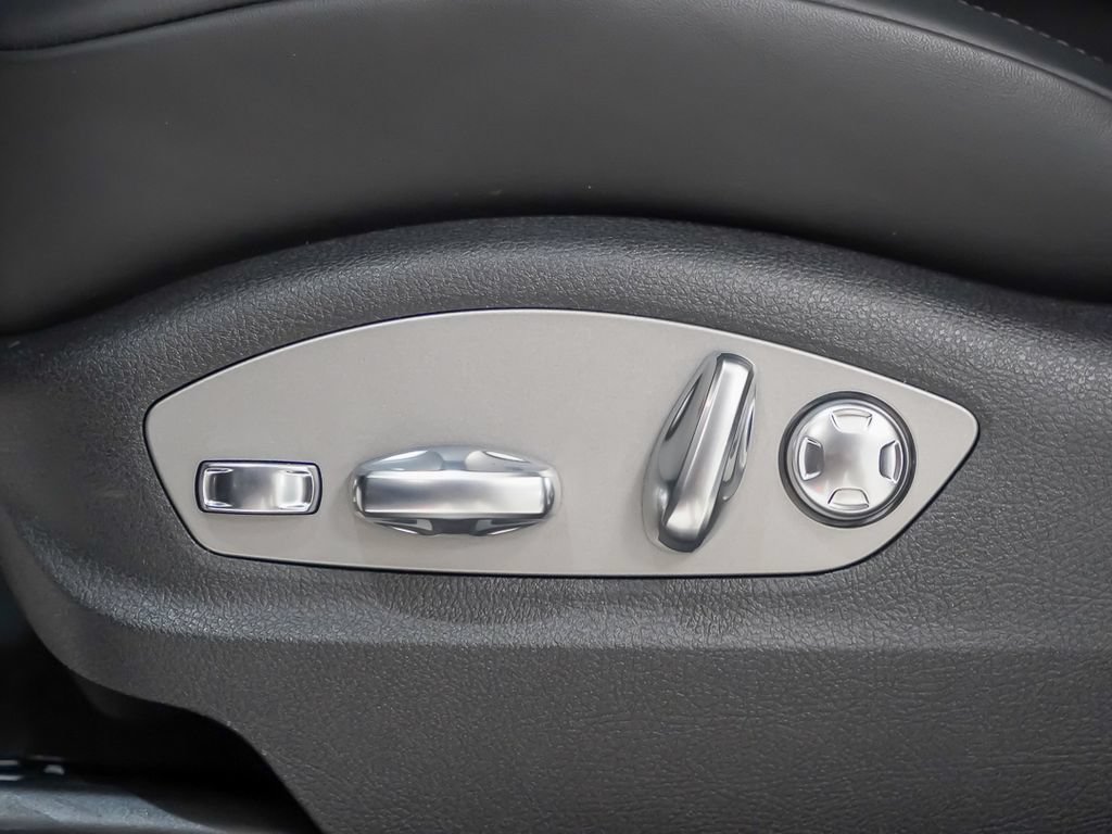 Certified 2026 Porsche Macan Turbo AWD/4WD image 22