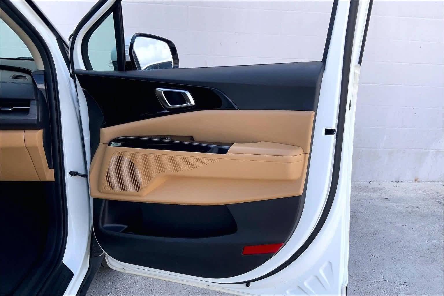 Used 2023 Kia Carnival EX FWD image 28