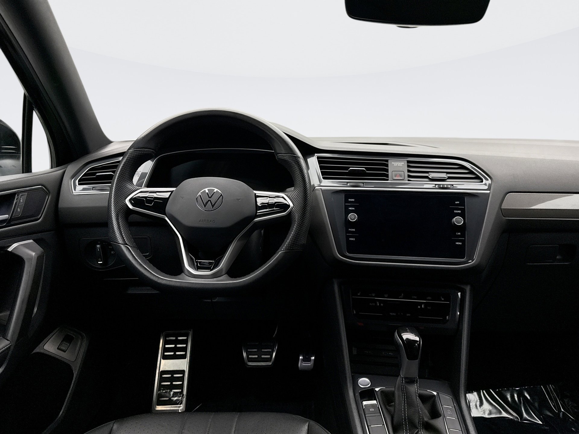 Used 2024 Volkswagen Tiguan SE R-Line image 12