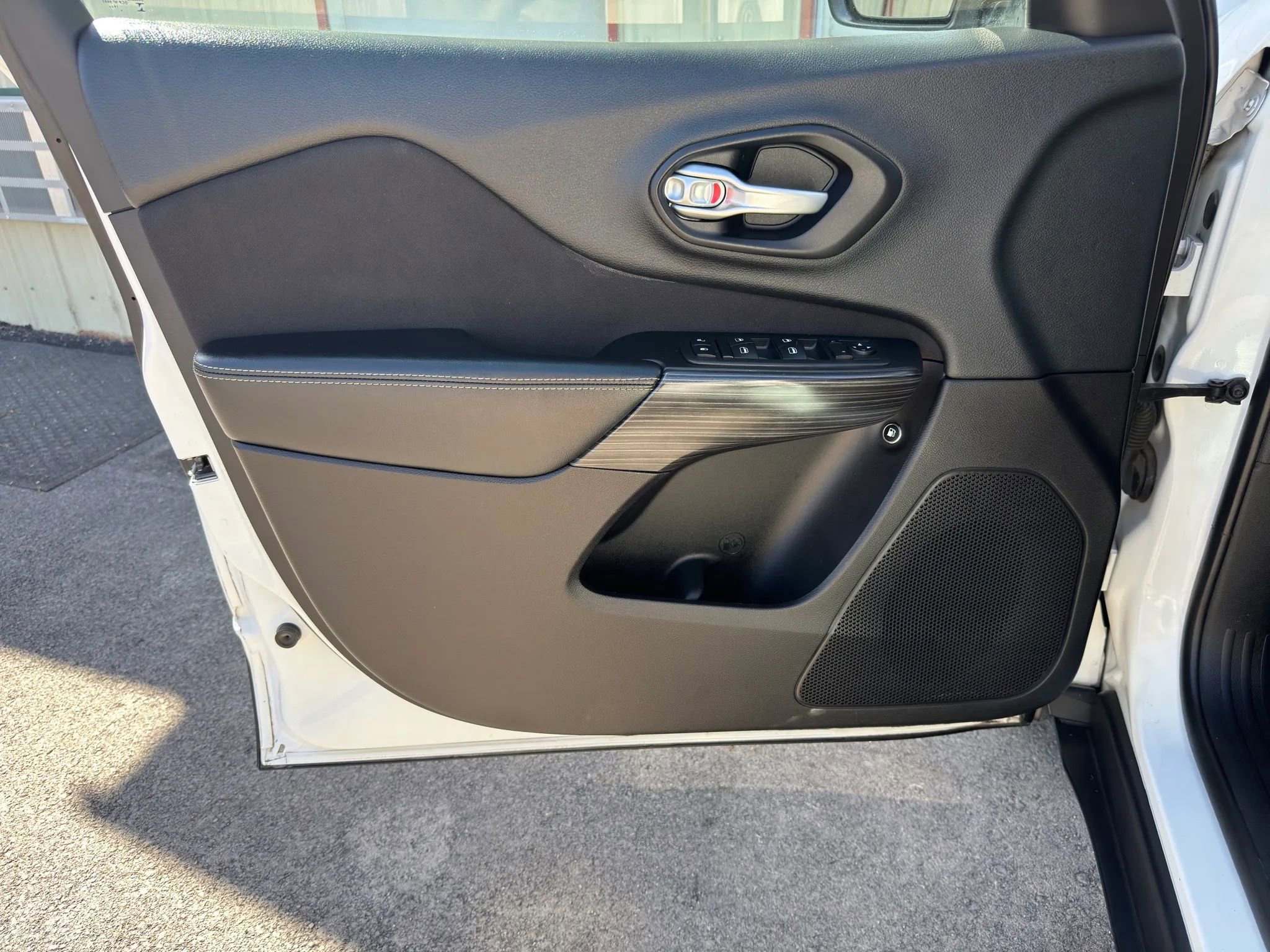 Used 2015 Jeep Cherokee Sport FWD image 2