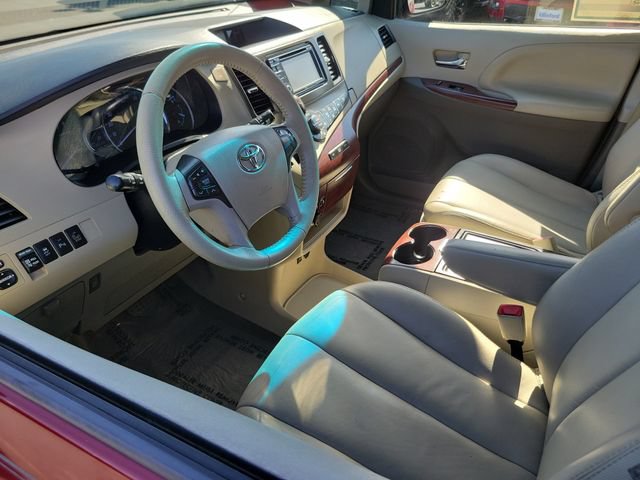 Used 2014 Toyota Sienna XLE FWD image 4