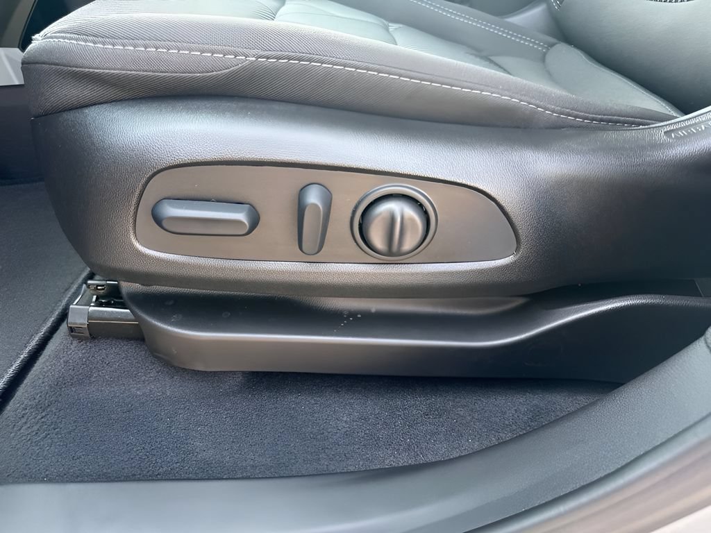 Used 2027 Chevrolet Bolt LT w/ Comfort Package FWD image 10
