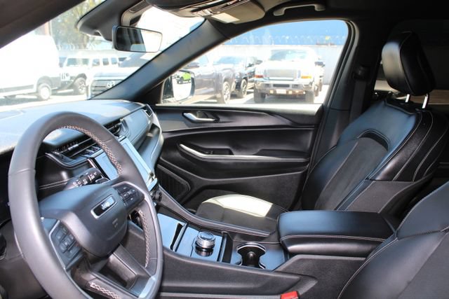 Used 2025 Jeep Grand Cherokee Altitude RWD image 35