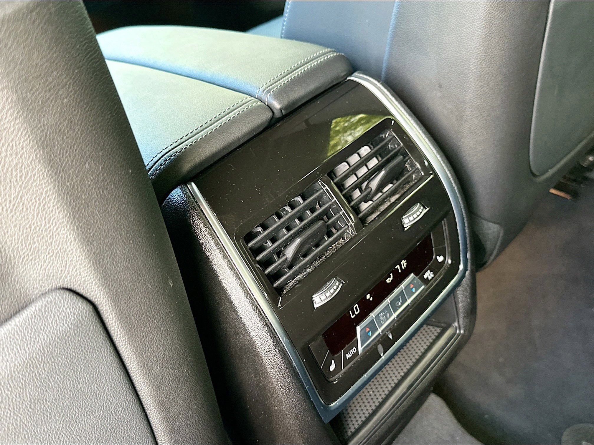 Used 2025 BMW X6 xDrive40i w/ Climate Comfort Package image 26