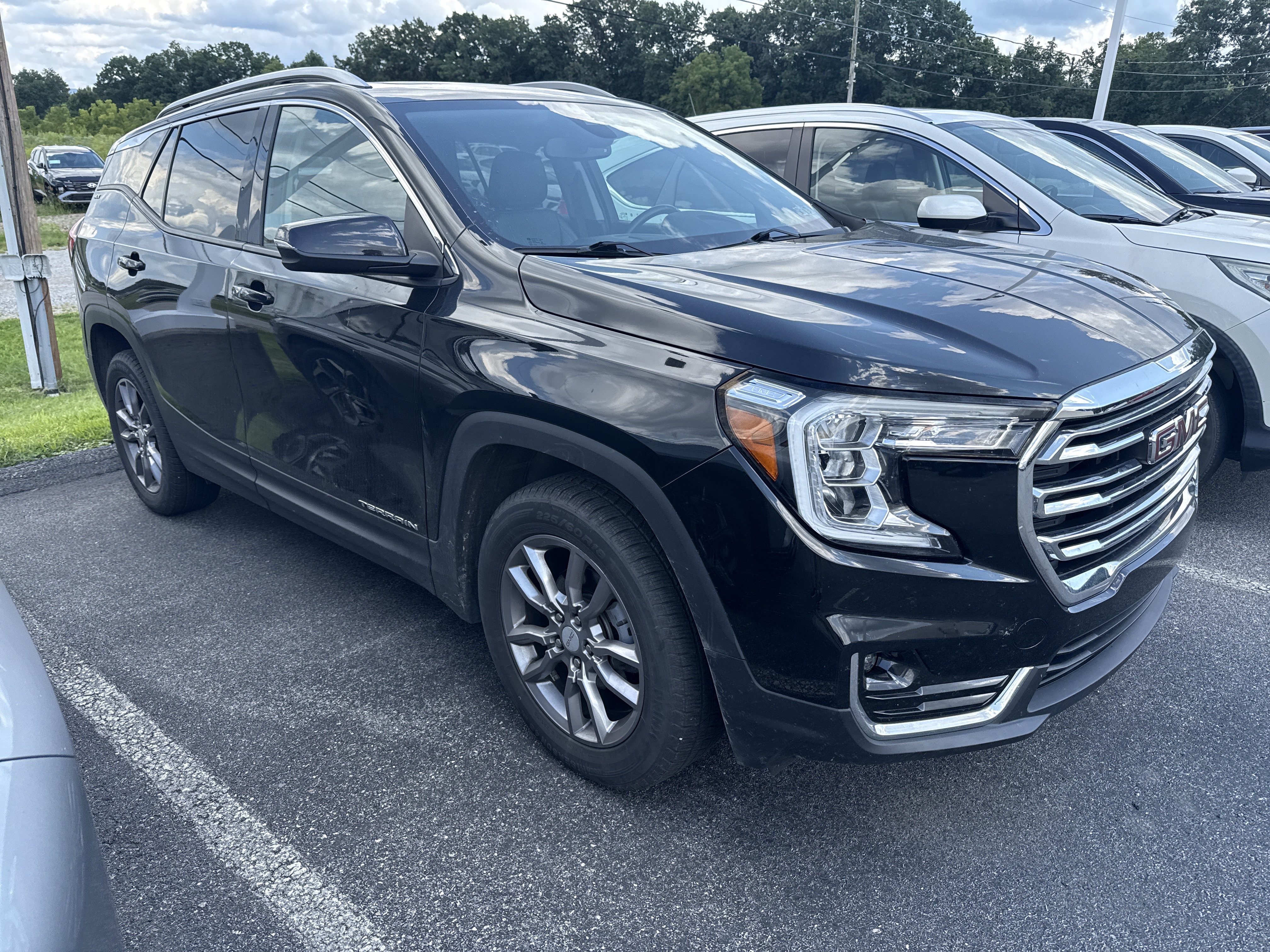 Used 2022 GMC Terrain SLT w/ Infotainment Package II AWD/4WD image 2