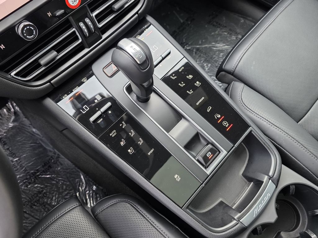 Certified 2025 Porsche Macan AWD/4WD image 31