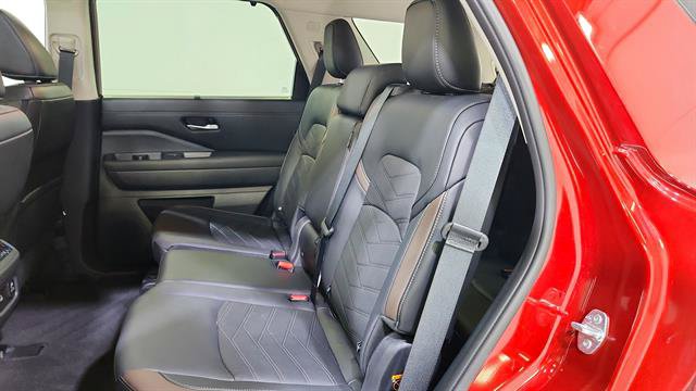 Certified 2025 Nissan Pathfinder Platinum w/ Cargo Package FWD image 23