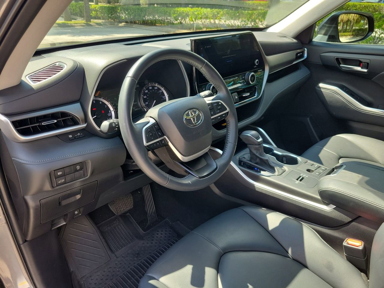 Used 2023 Toyota Highlander XLE FWD image 15